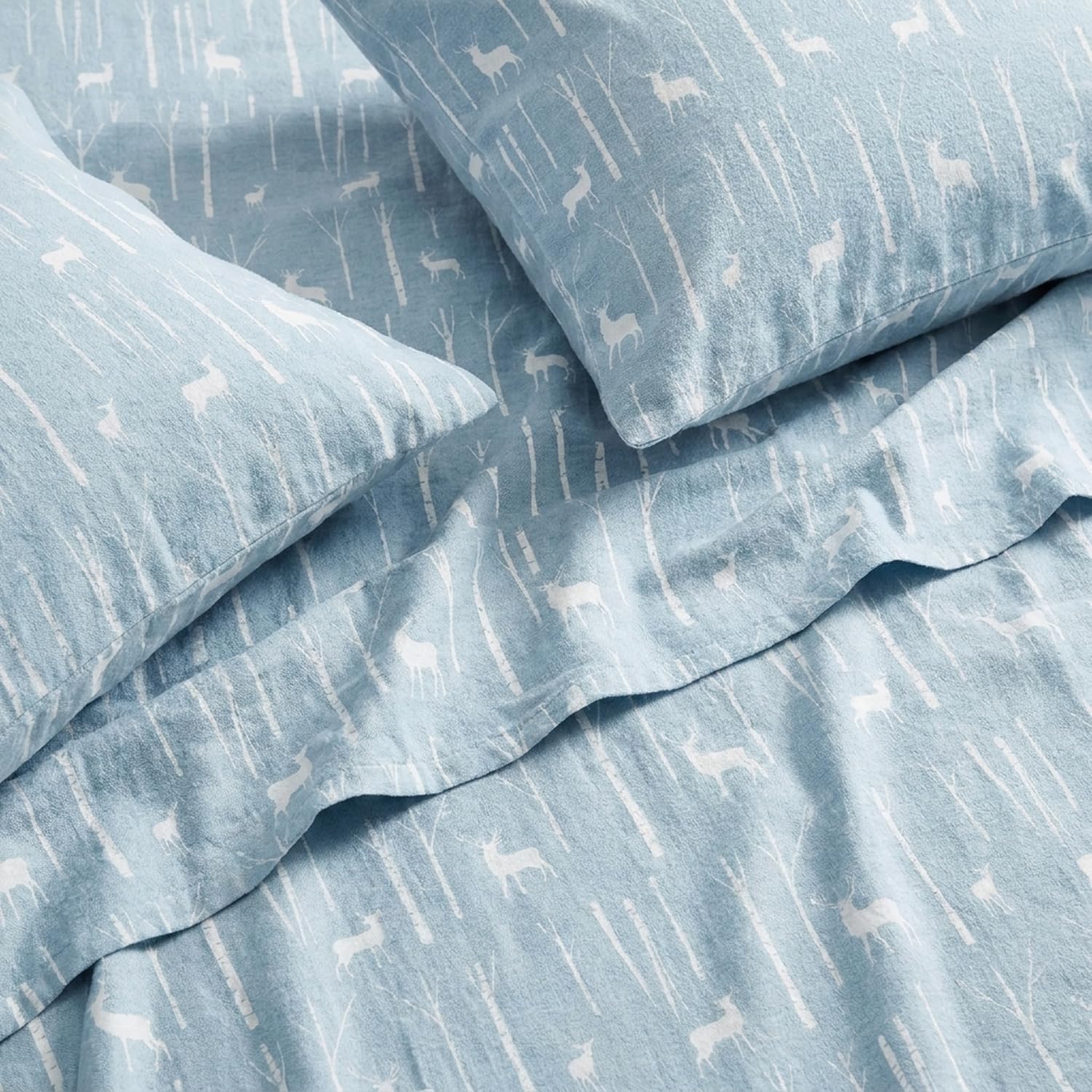Eddie Bauer draps posés sur un lit montrant look naturel et accueil chaleureux