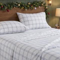 Eddie Bauer ensemble posé sur lit en décor montrant style cosy