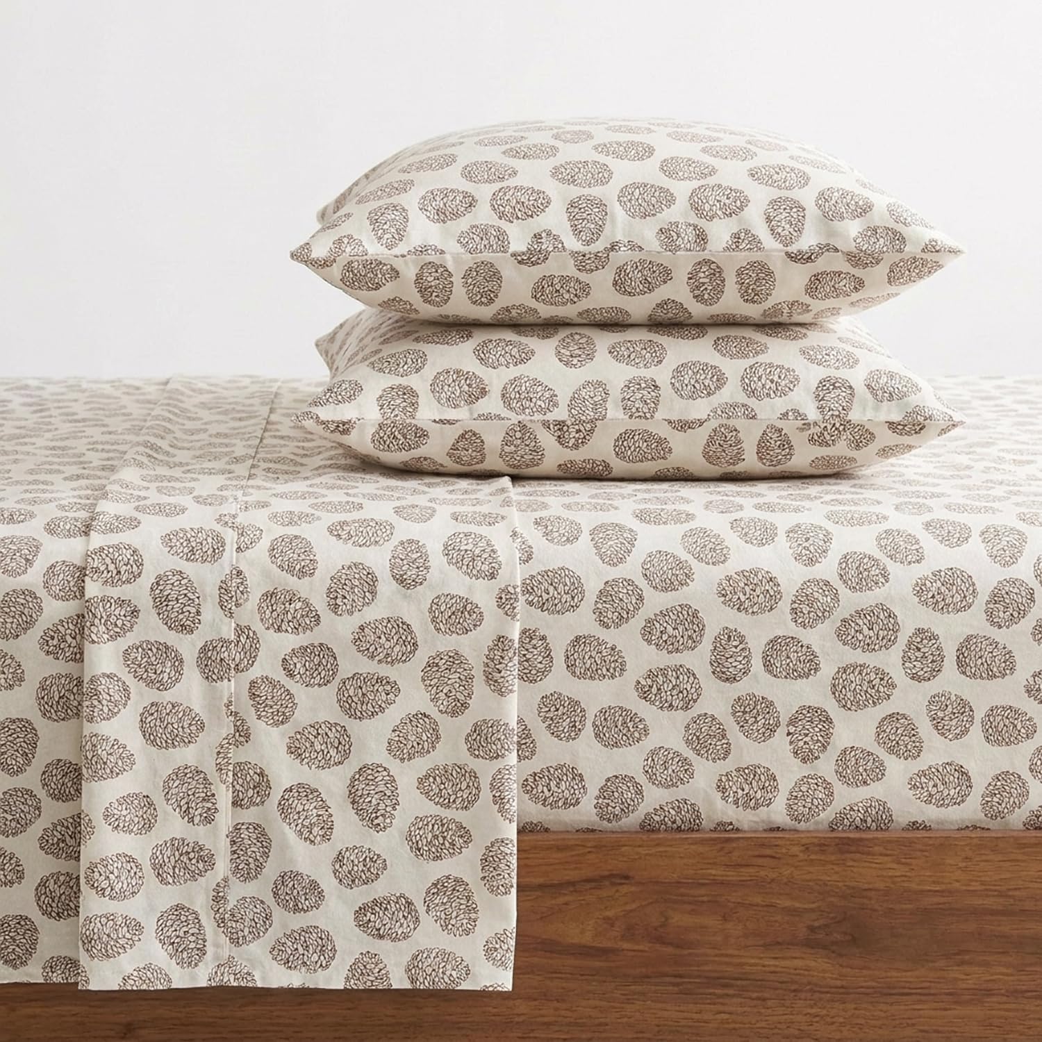 Eddie Bauer vue avant de l'ensemble flanelle et emballage, design Pine Cone beige, confort immédiat