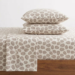 Eddie Bauer vue avant de l'ensemble flanelle et emballage, design Pine Cone beige, confort immédiat