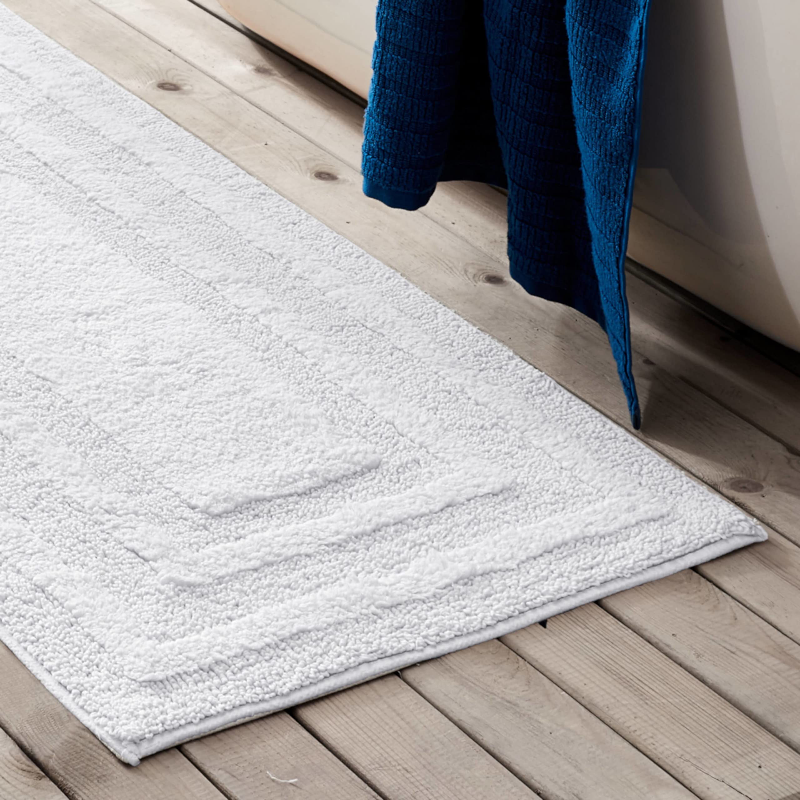 Eddie Bauer tapis placé devant baignoire, confort et sécurité au sortir