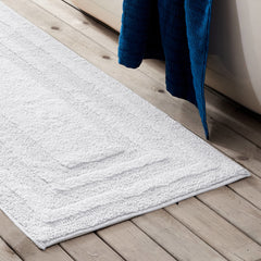 Eddie Bauer tapis placé devant baignoire, confort et sécurité au sortir