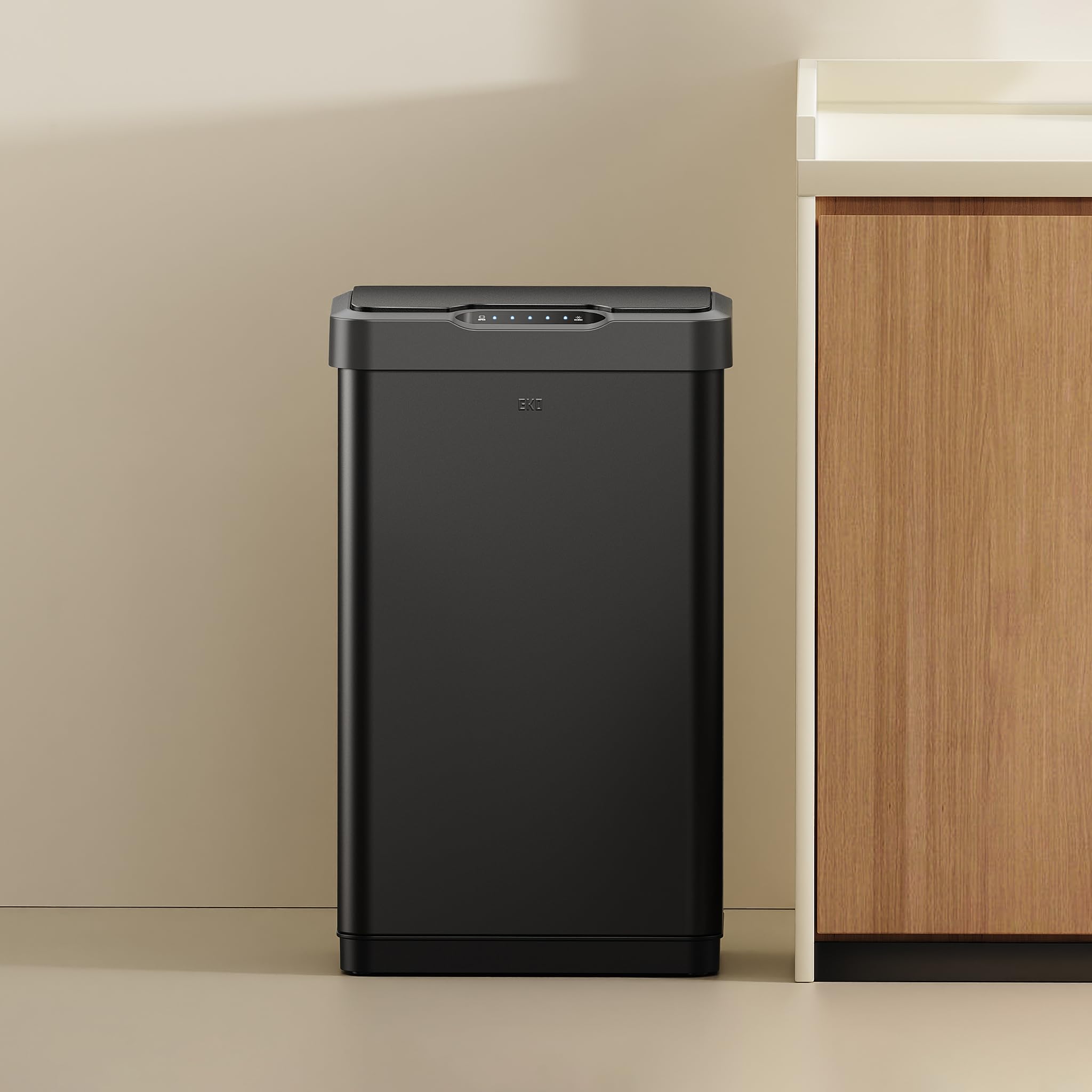 EKO Mirage-T à l’échelle comparée à un meuble pour visualiser les 50 litres