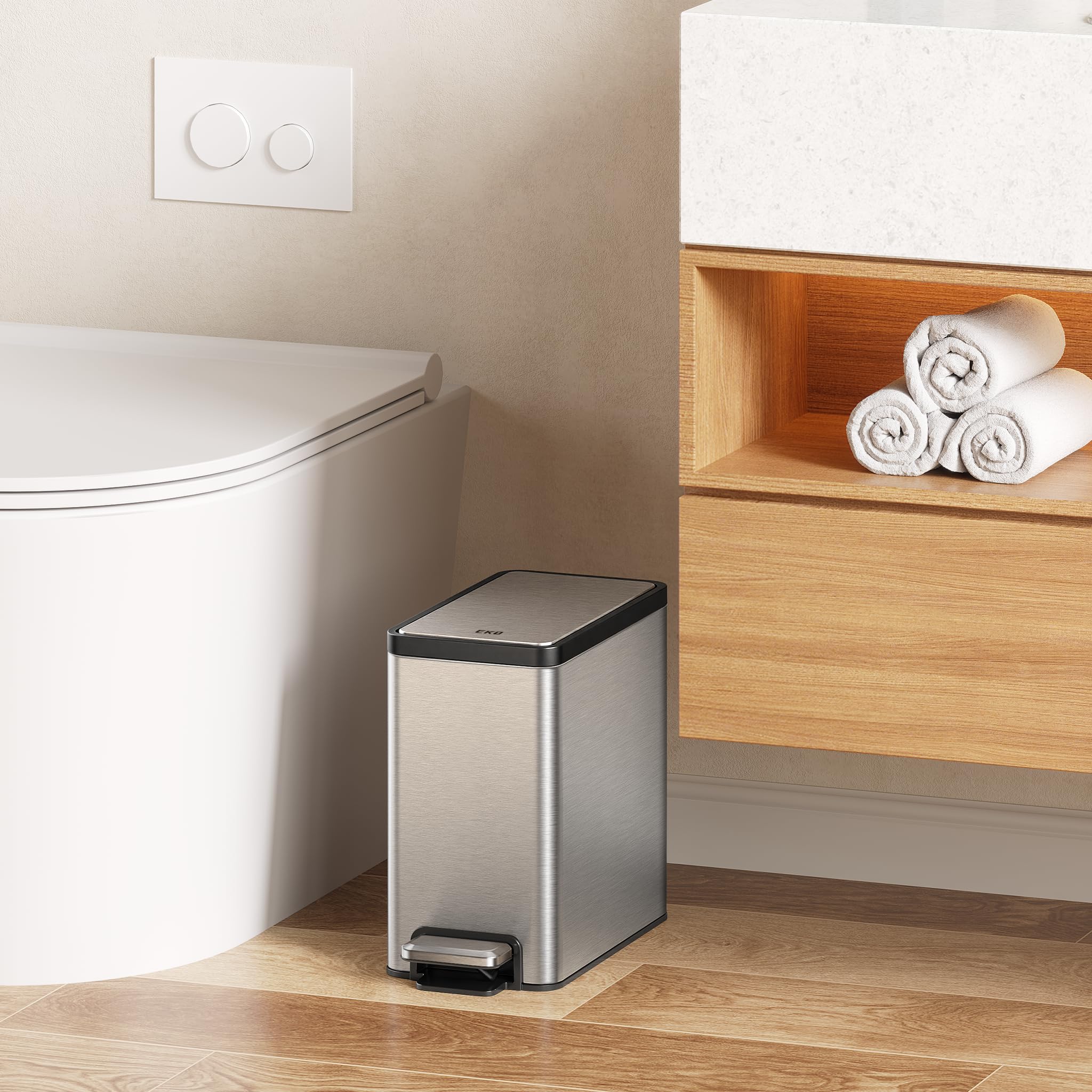 EKO poubelle placée dans une salle de bain moderne apportant ordre