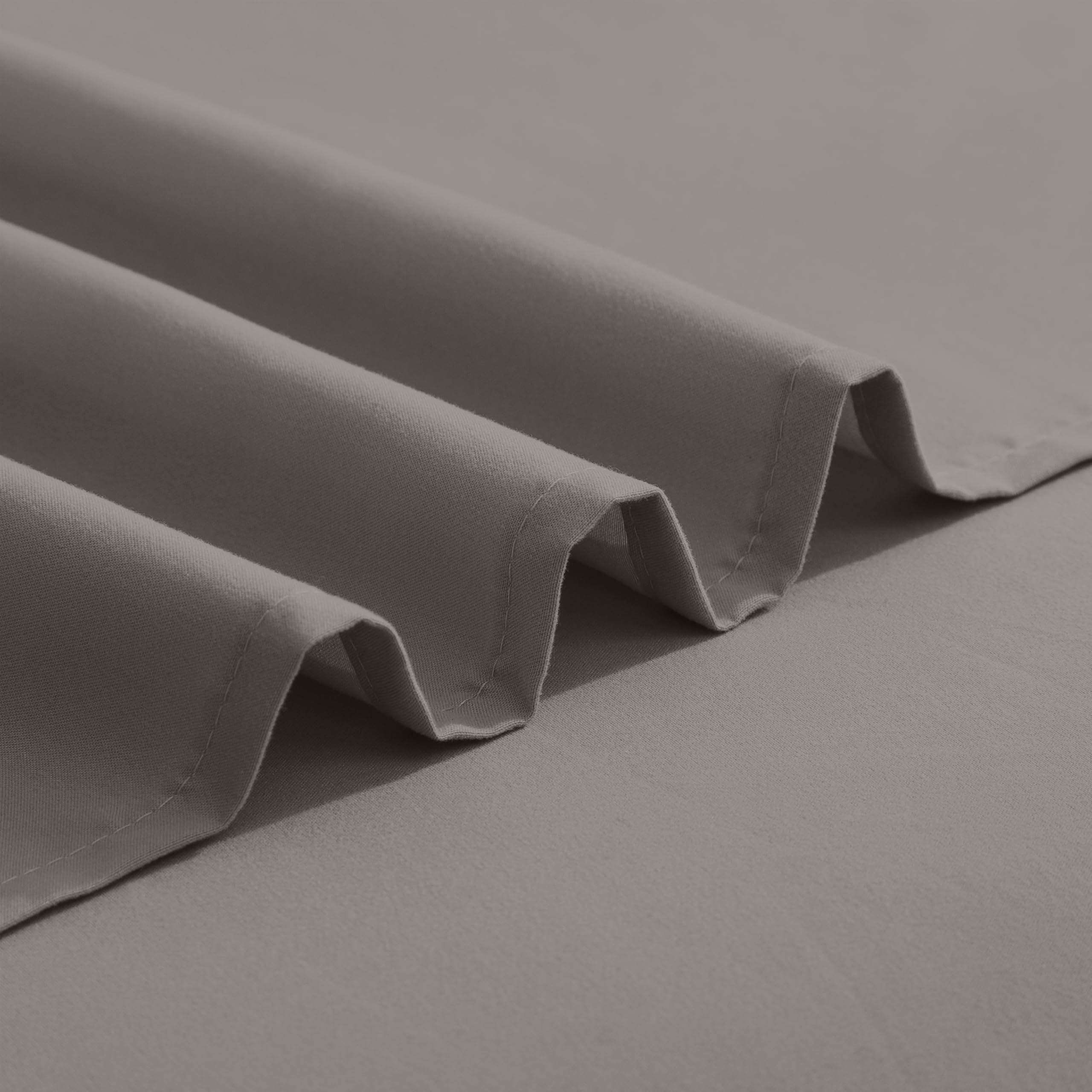 Elegant Comfort côté lit comparé à un matelas pour visualiser l'ajustement