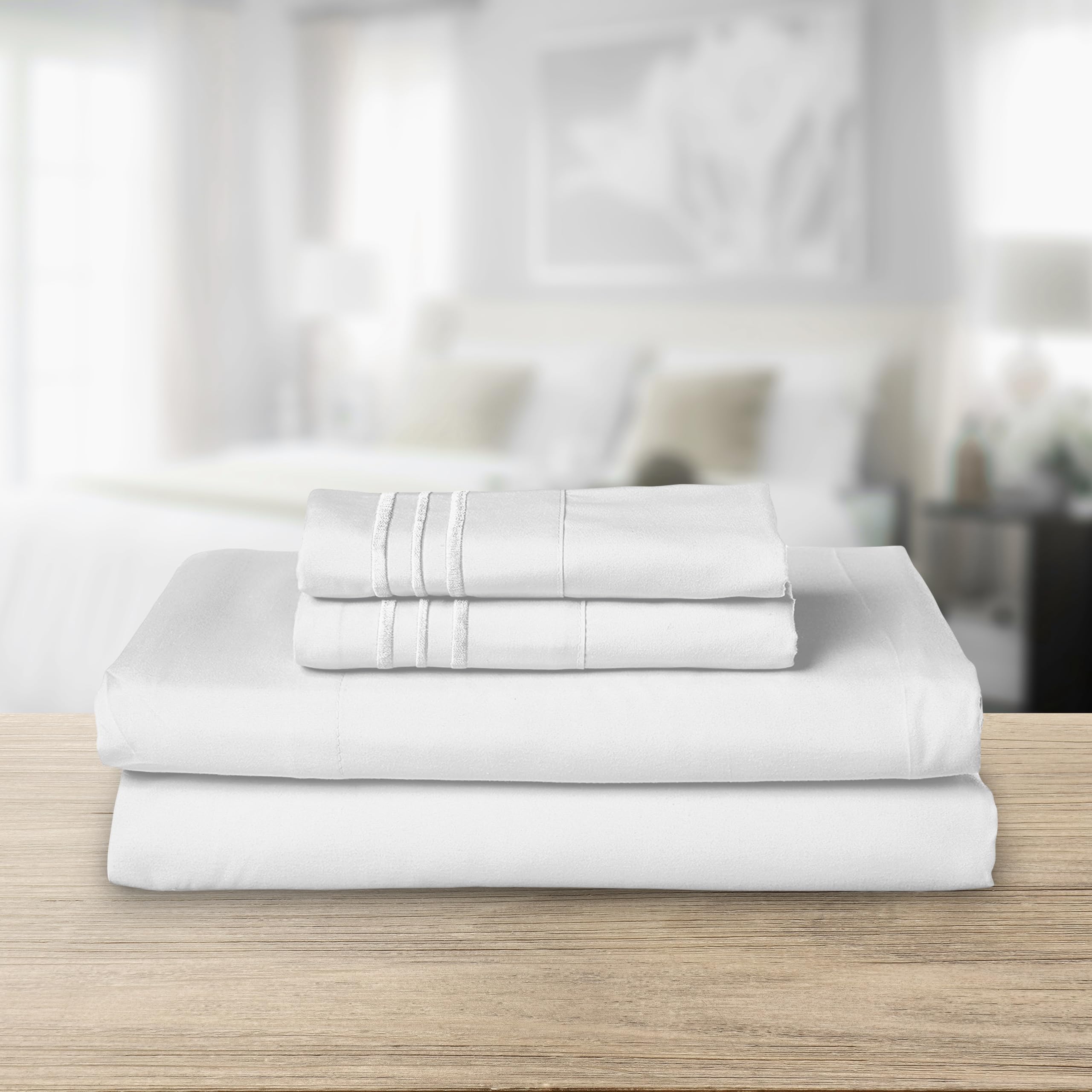 Elegant Comfort gros plan broderie trois lignes sur taie, finition élégante