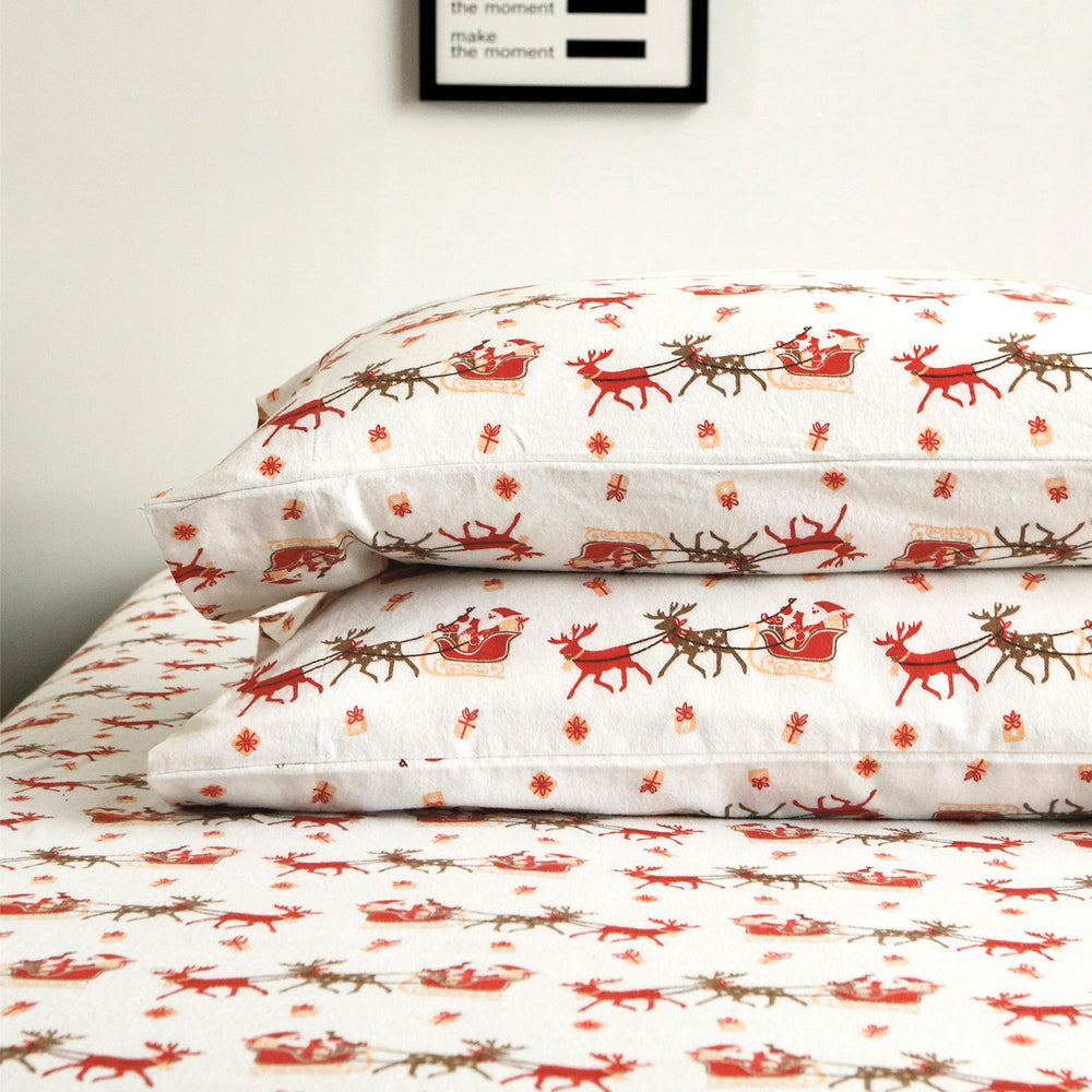 Elegant Comfort ensemble devant montrant le motif Santa Sleigh et confort visuel