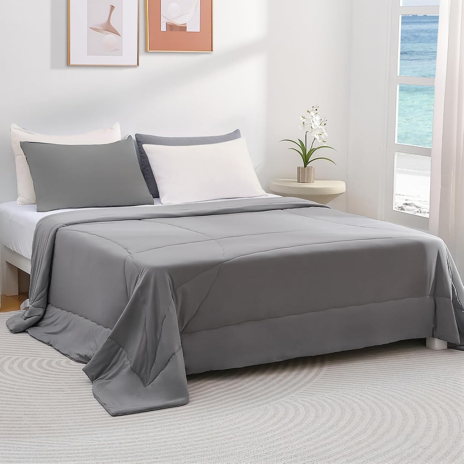 Elegear couette utilisée sur canapé en extérieur montrant polyvalence et rafraîchissement