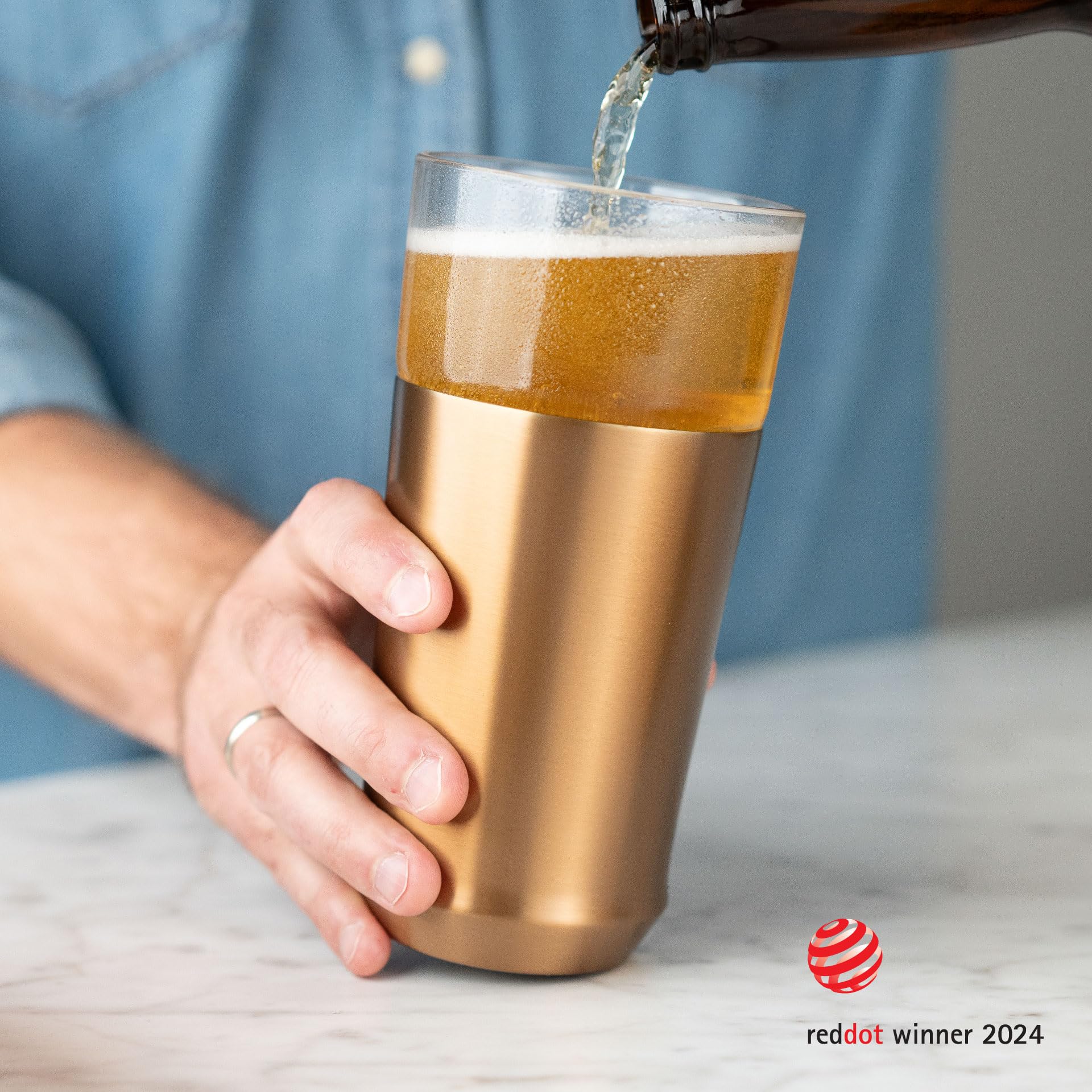Elevated Craft verre en usage lors d'un barbecue pour garder la bière fraîche