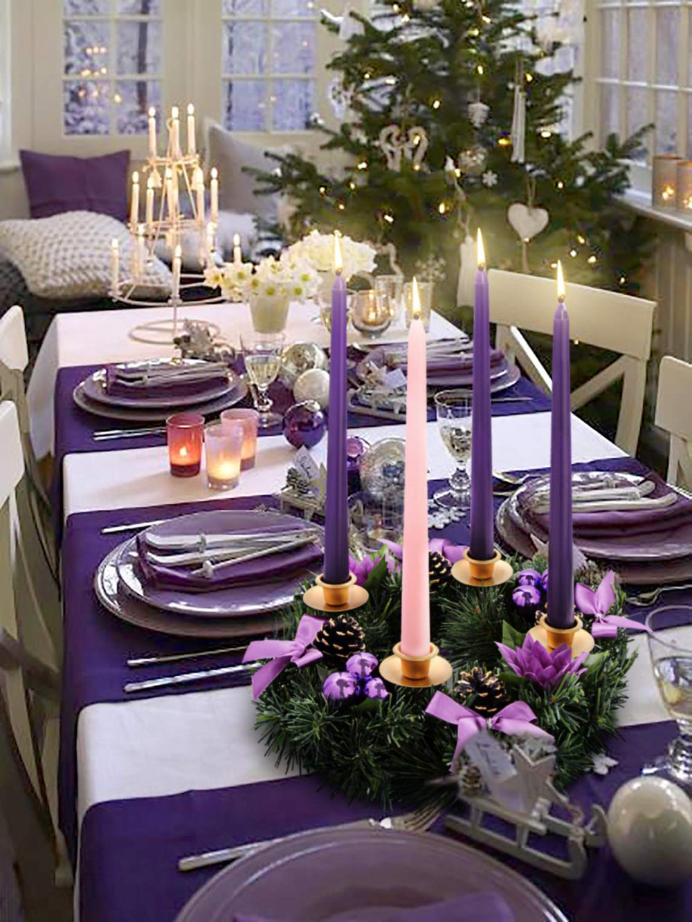 Elite Holiday Products gros plan sur rubans violets et pommes de pin ajoutant texture festive