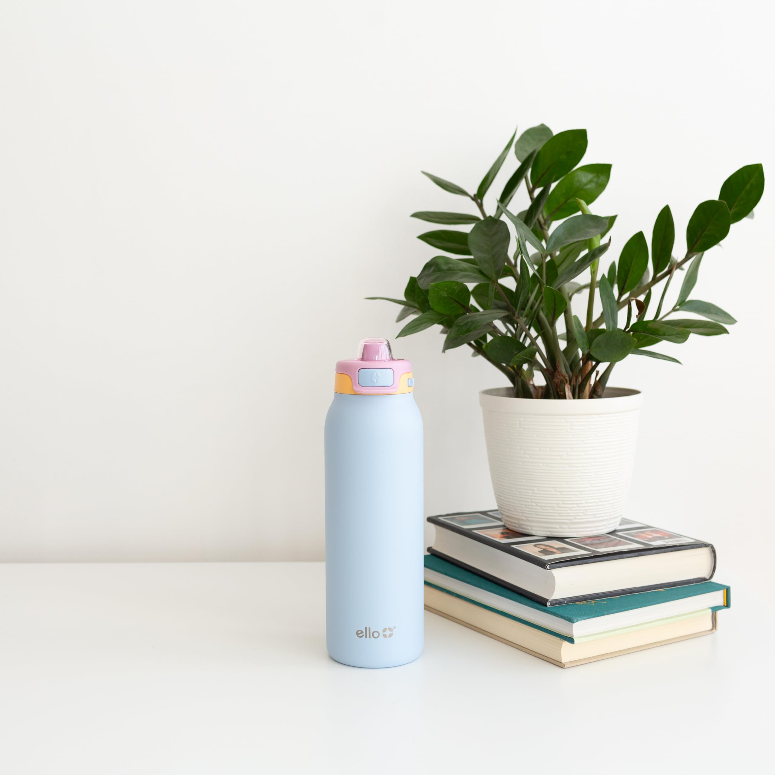 Ello Pop & Fill comparée à une main pour visualiser la contenance