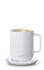 Gros plan de la surface du Charging Coaster 2 Ember mettant en valeur la finition blanche et une charge stable