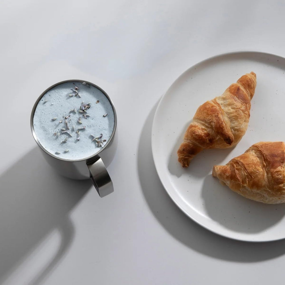 Ember Mug 2 comparé à une tasse standard pour visualiser la capacité 14 oz