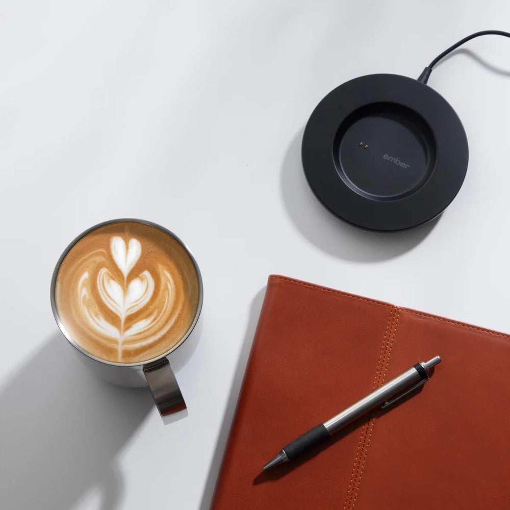 Ember Mug 2 posé sur son socle de charge pour chaleur continue toute la journée