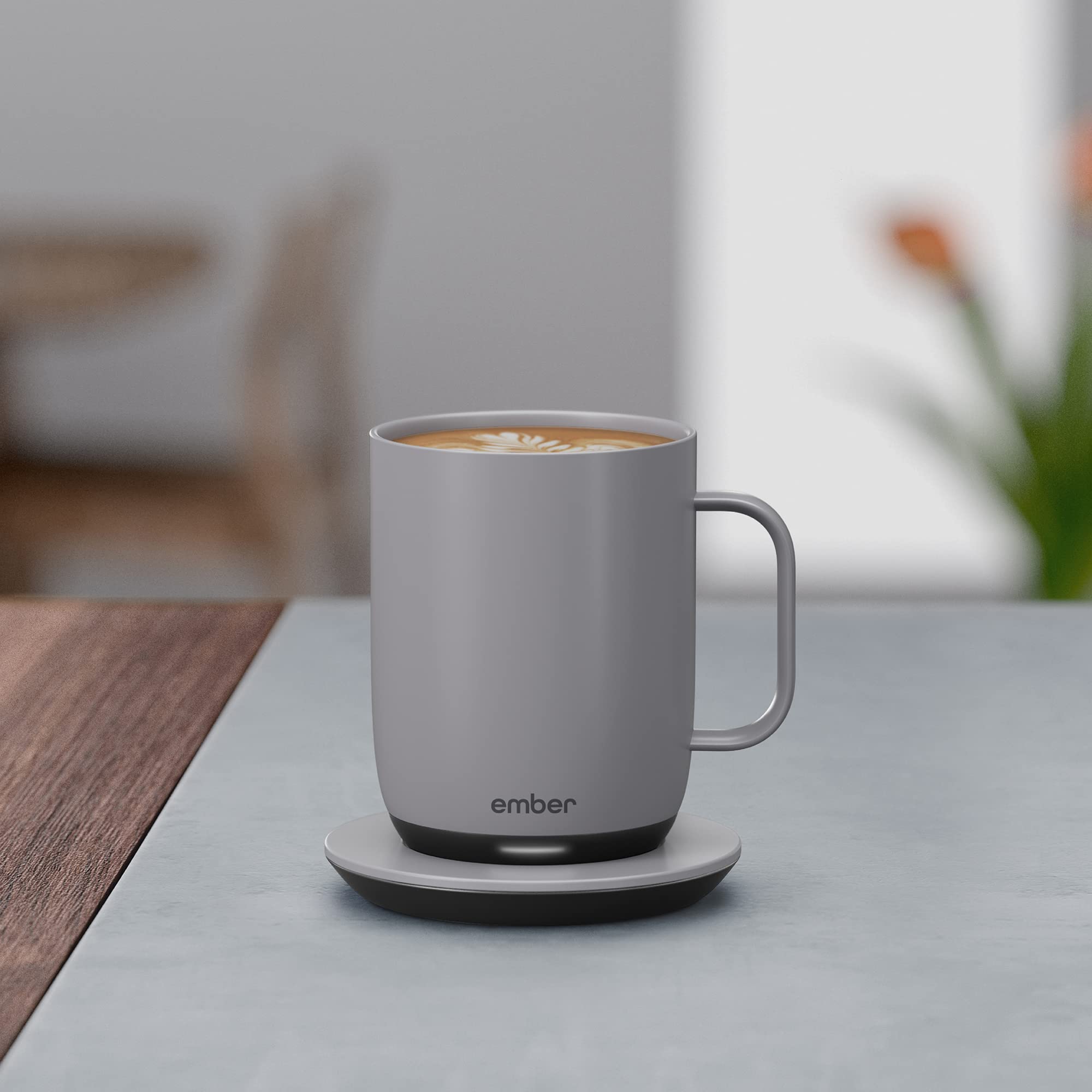Ember tasse sur base de charge illustrant autonomie et réchauffage continu