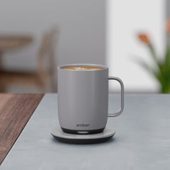 Ember tasse sur base de charge illustrant autonomie et réchauffage continu