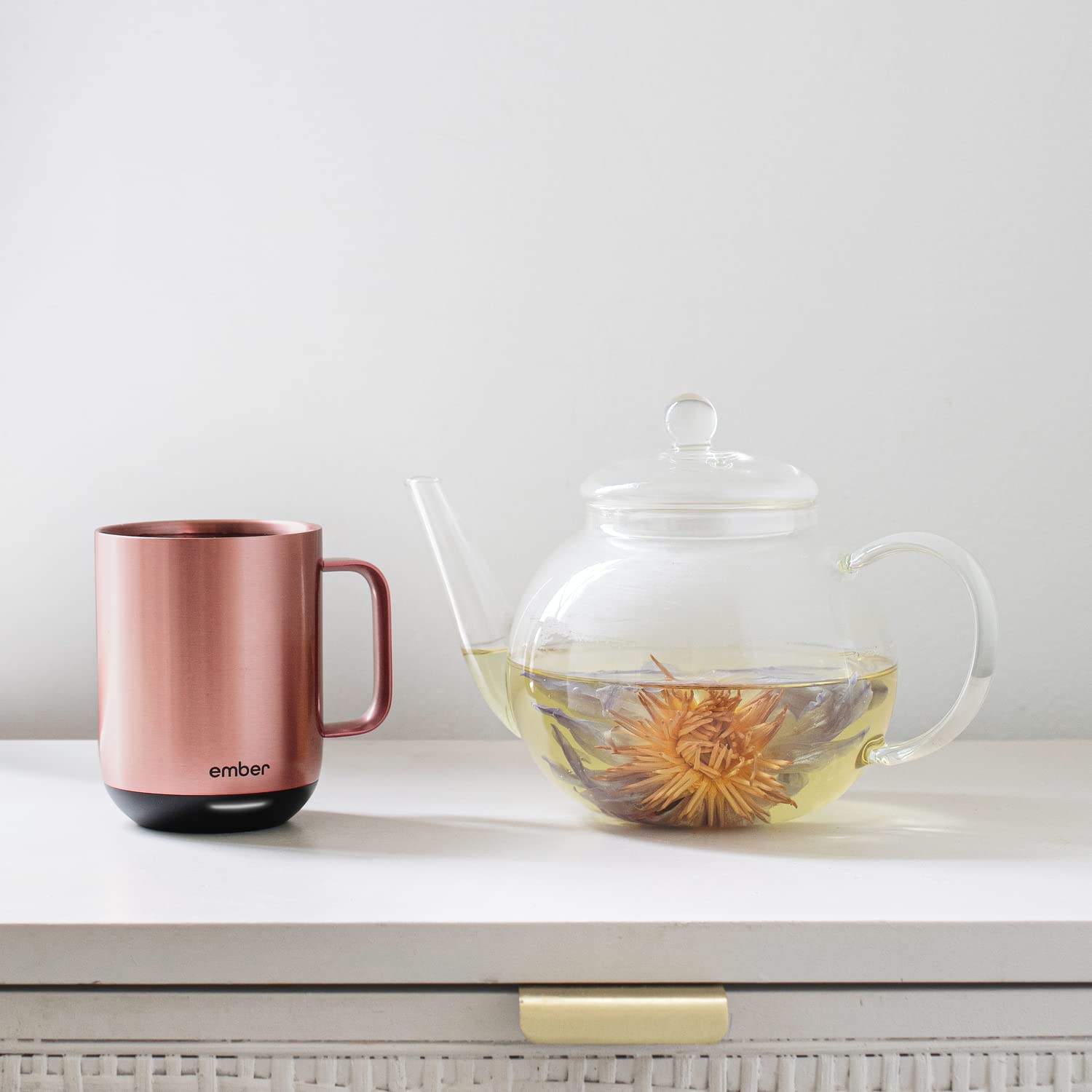 Ember tasse sur bureau lifestyle montrant usage au travail et praticité