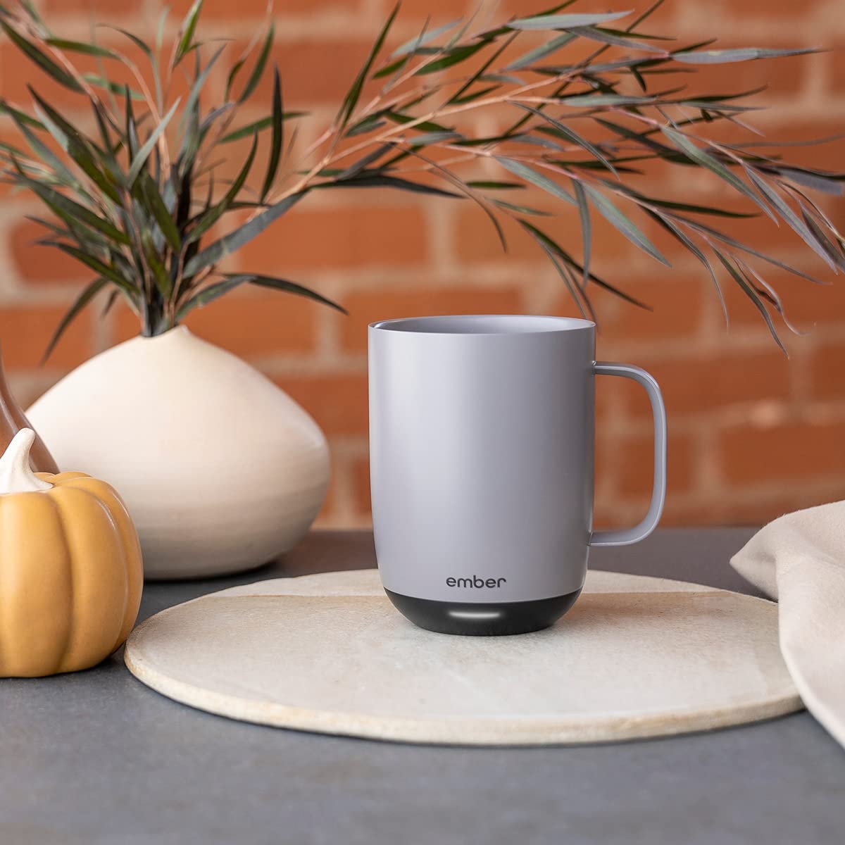 Ember tasse à côté d’un carnet comparaison d’échelle montrant capacité 14 Oz