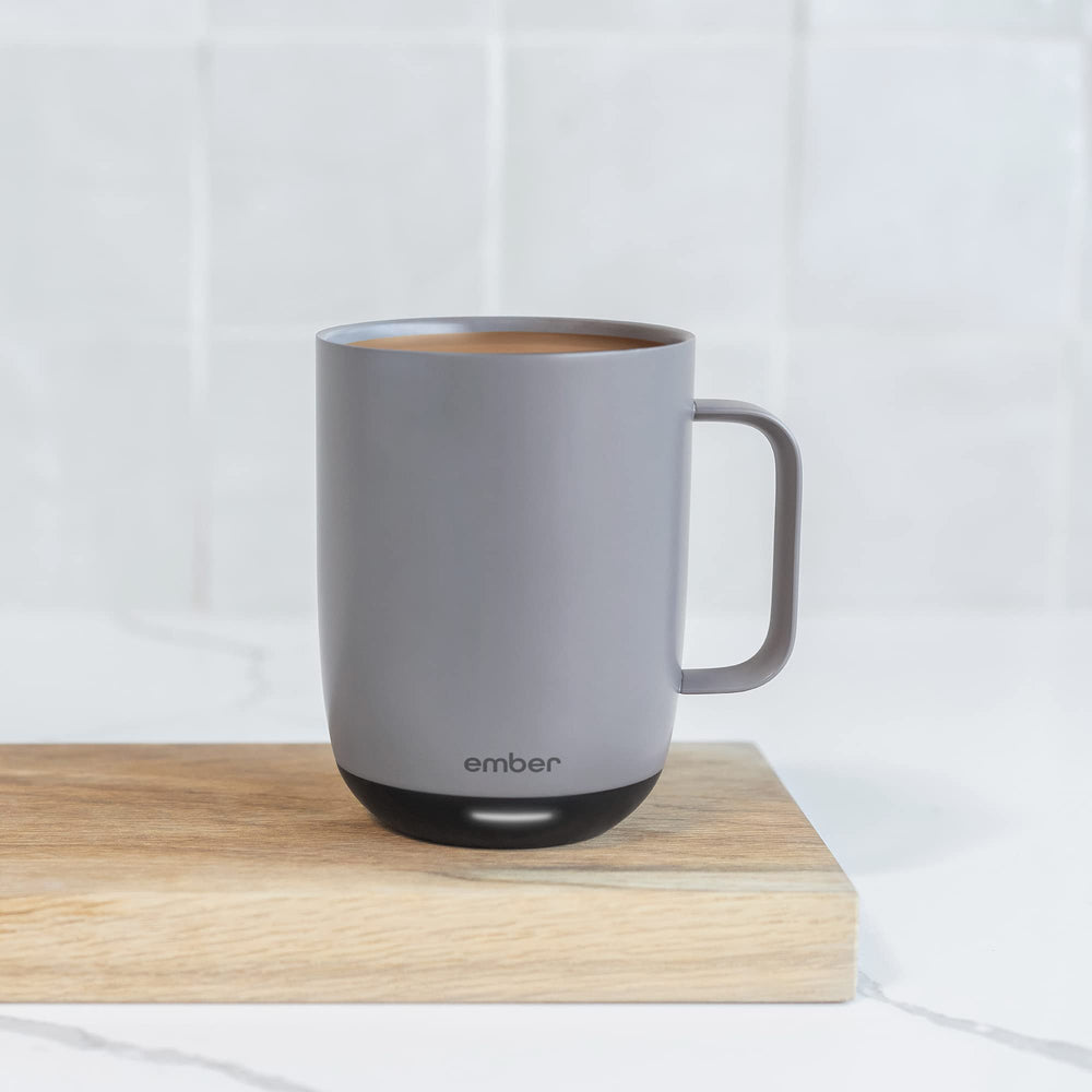 Ember tasse tenue à la main démontrant confort et isolation thermique