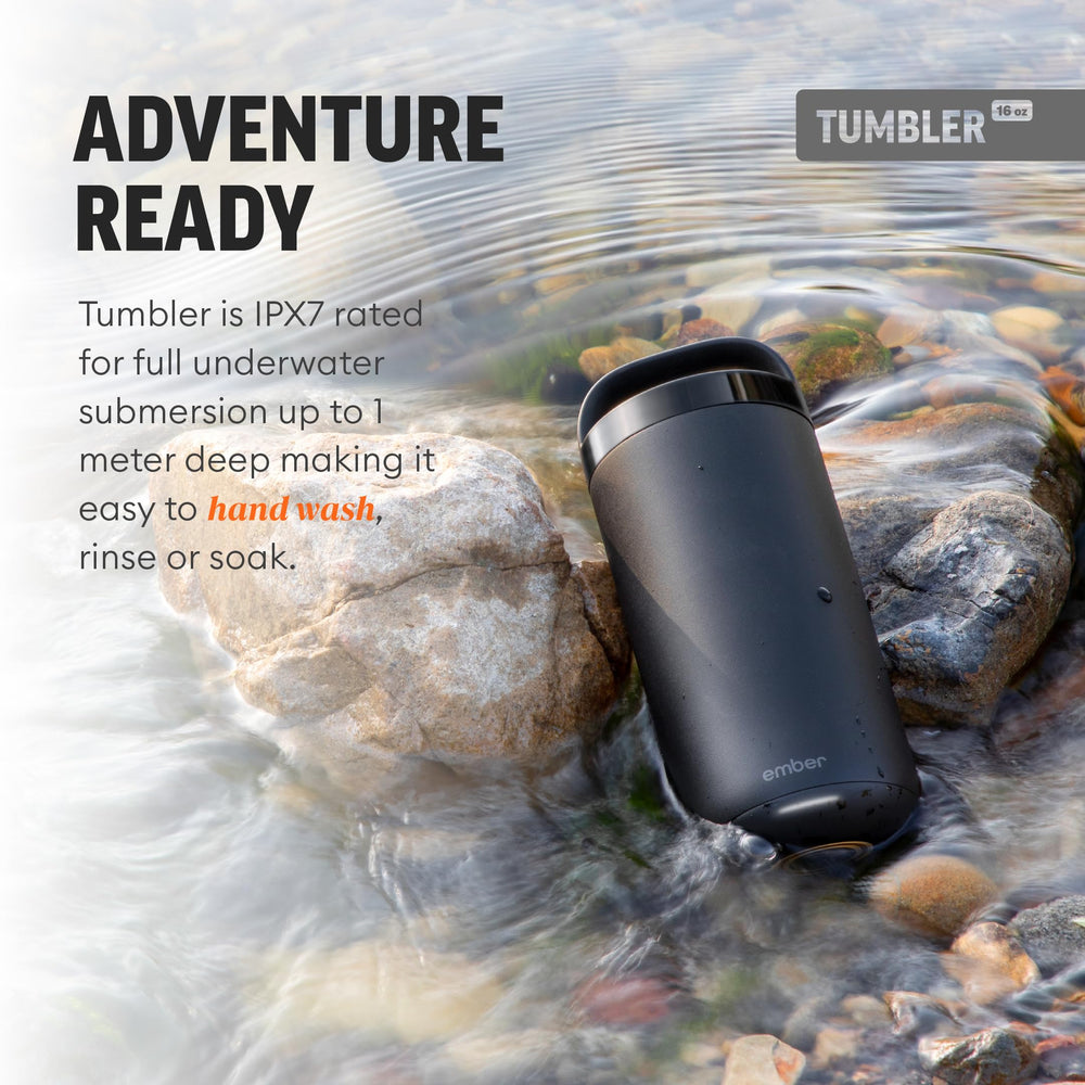 Ember Tumbler posé sur son socle de chargement pour usage continu