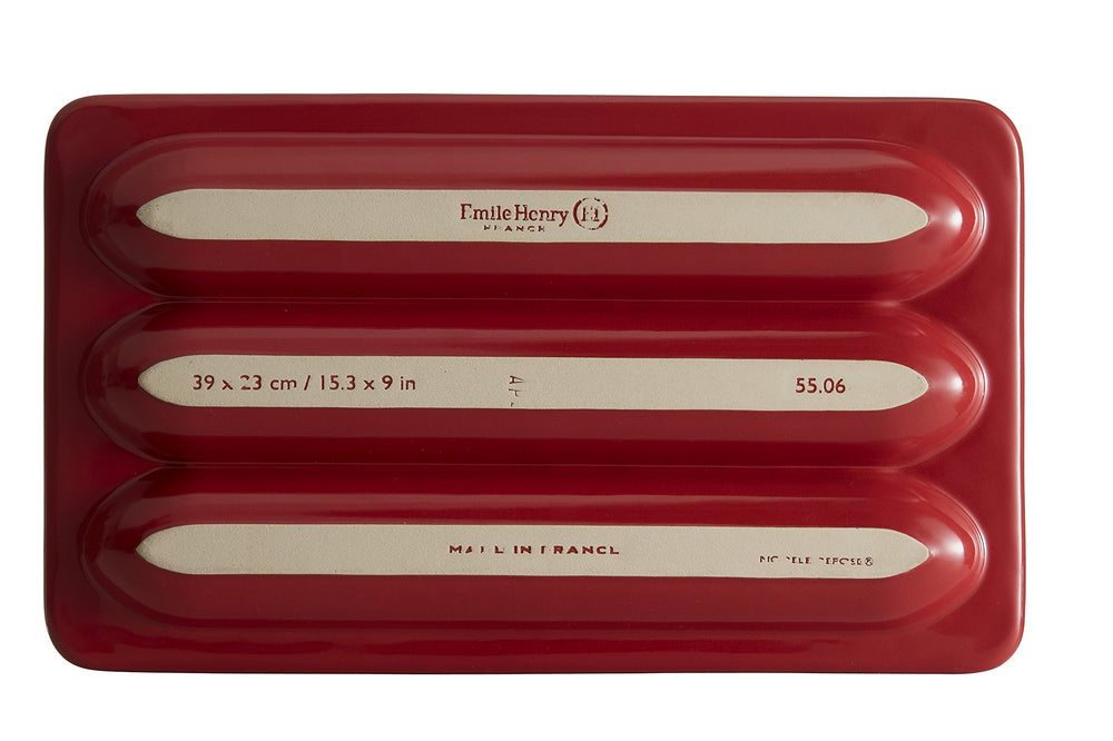 Emile Henry comparaison taille montrant capacité pour quatre baguettes