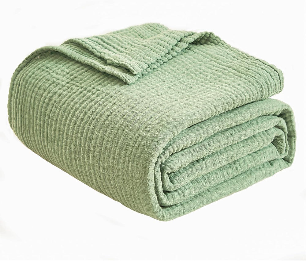 EMME couverture vert sauge dans un salon stylé, apporte confort et touche décorative