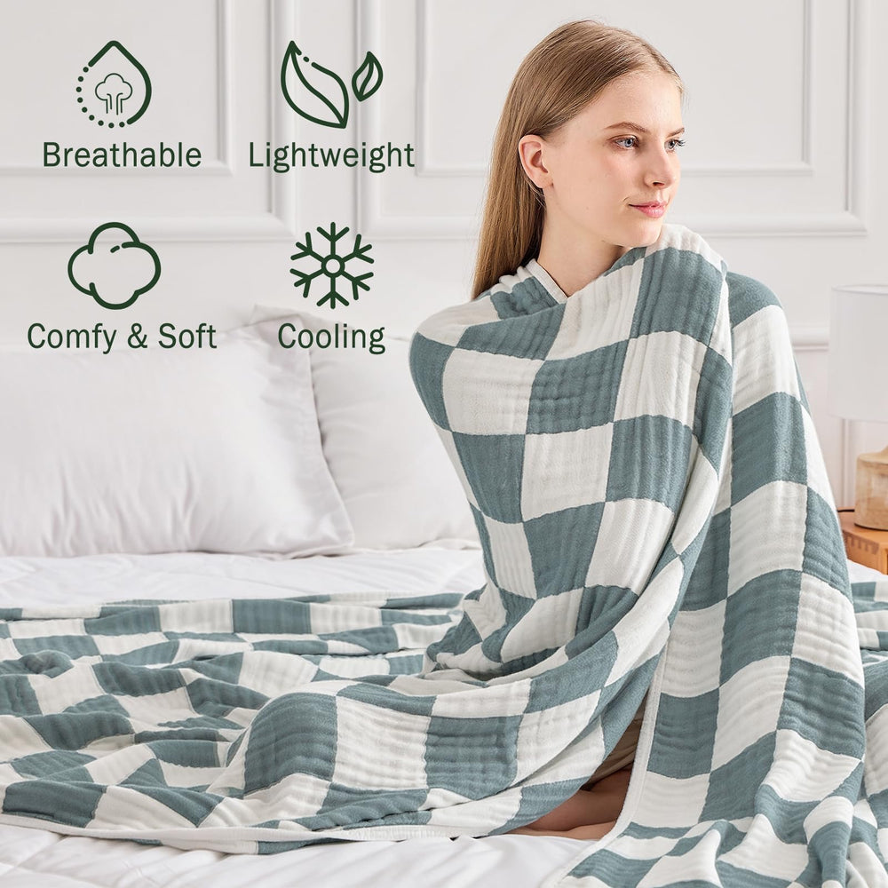 EMME plaid drapé sur lit montrant douceur et aspect décoratif
