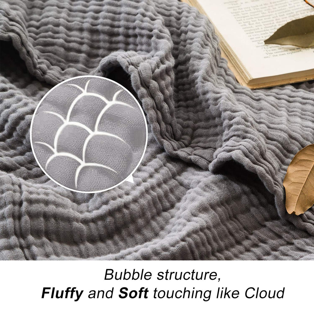 Personne lisant sous plaid EMME, confort léger pour moments cocooning