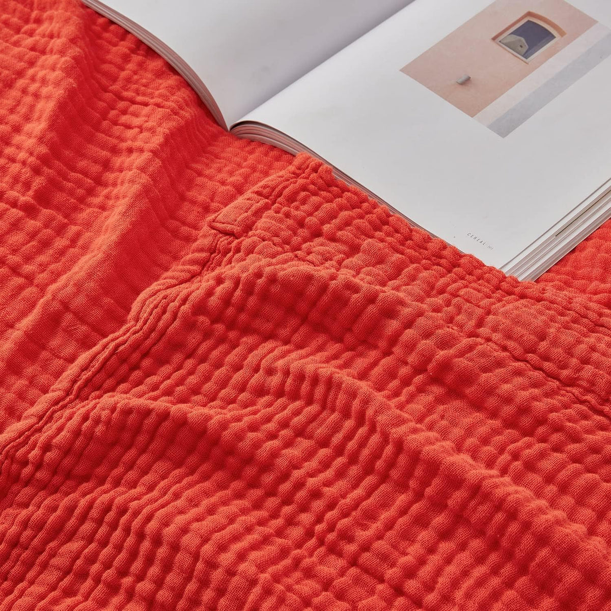 EMME plaid orange rouille posé sur canapé apportant chaleur déco