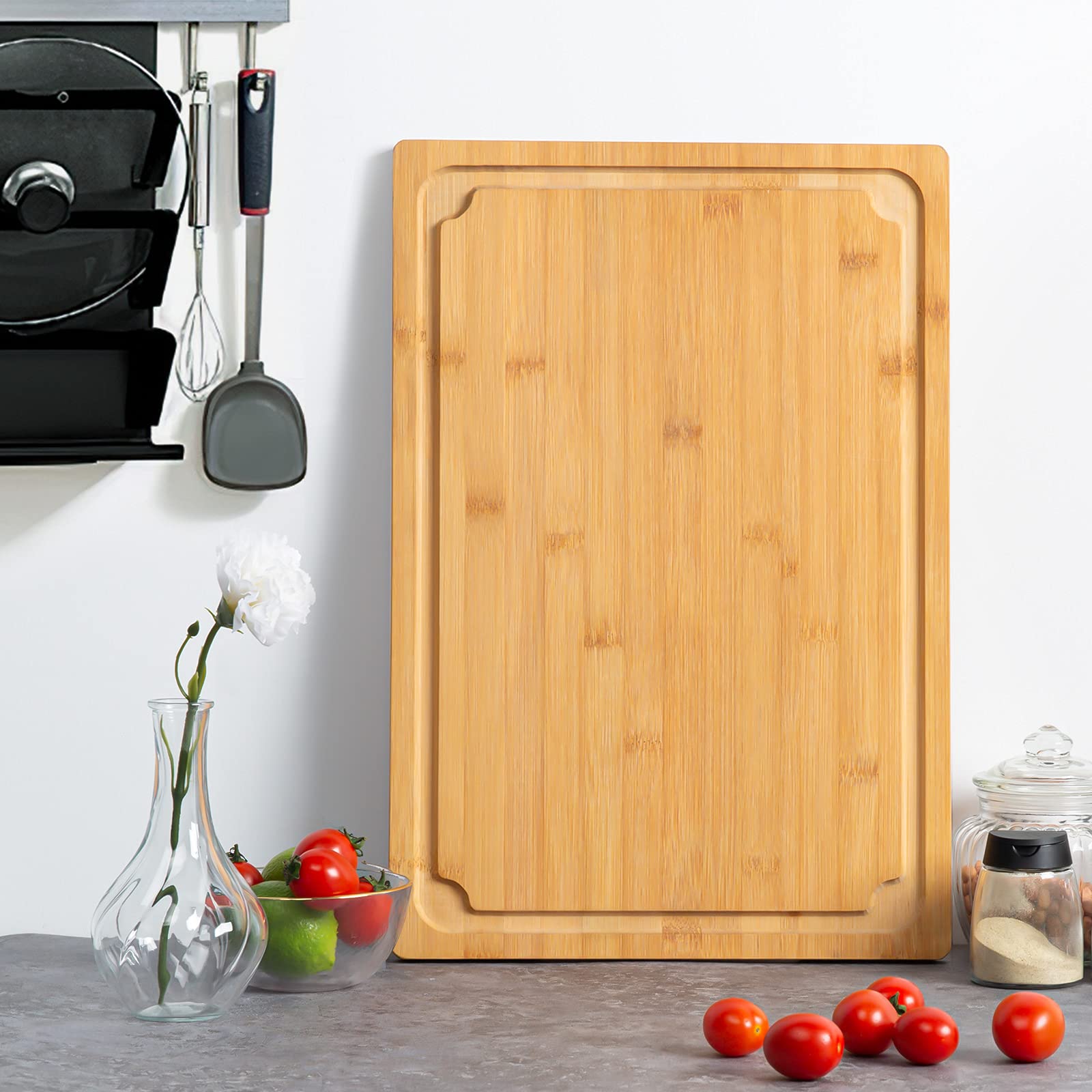 Empune planche présentée en table comme plateau de charcuterie élégant