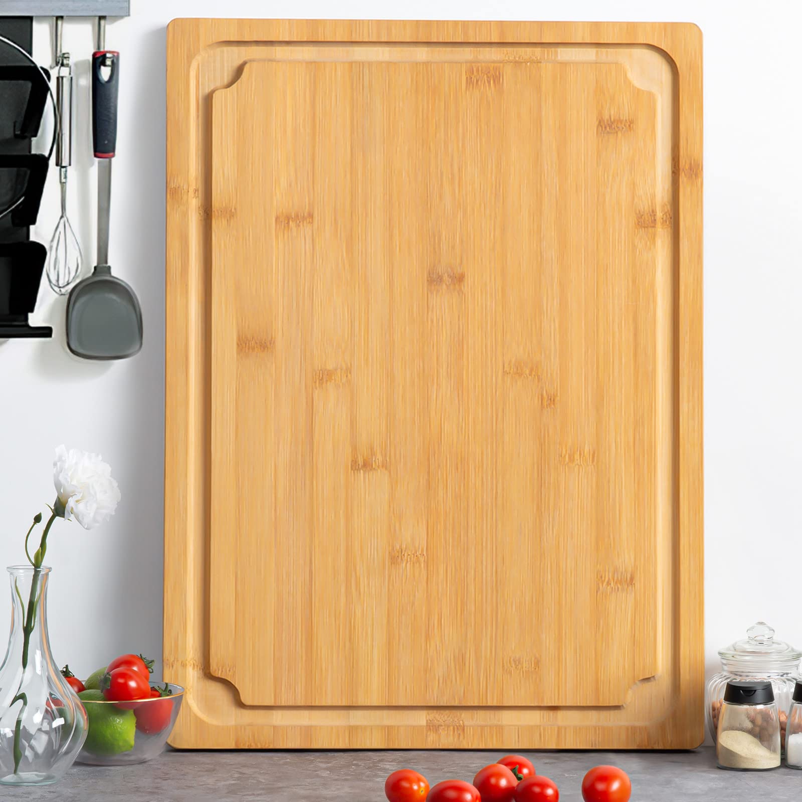 Empune planche servie comme plateau pour présenter fromages élégamment
