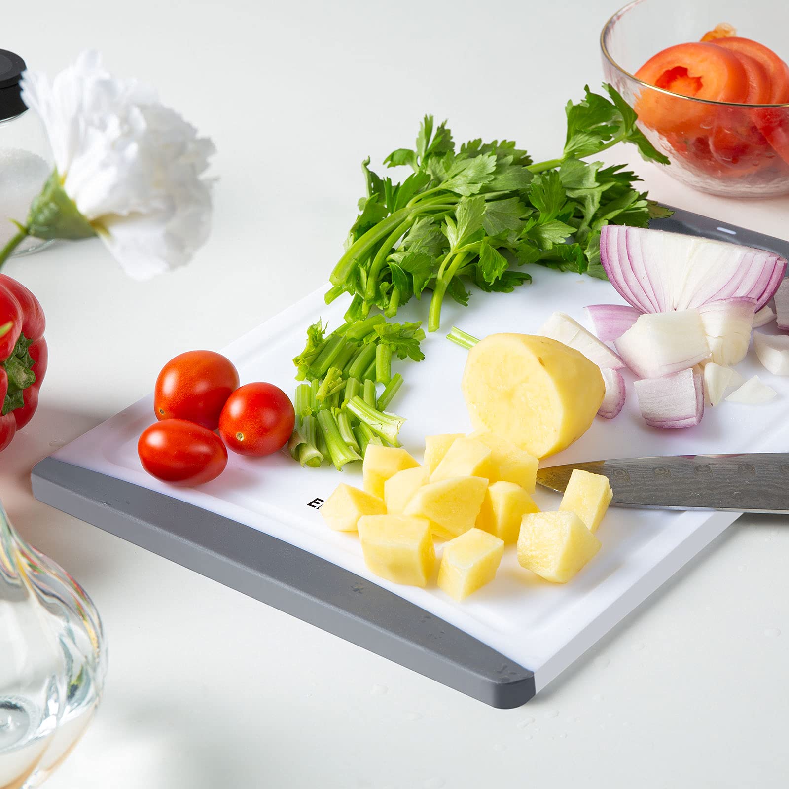 Empune planches rangées en cuisine design moderne et rangement facile