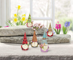 Enesco Jim Shore gnome abeille gros plan sur texture sculptée et motifs de quilt