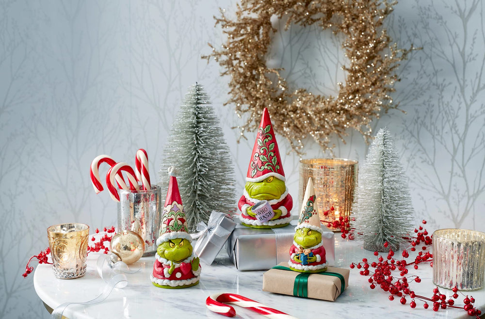 Enesco Jim Shore gnome Grinch intégré dans une décoration de salon de Noël, apporte une touche ludique