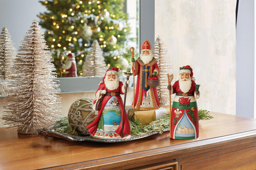 Enesco Jim Shore mise en scène Noël exposant l'effet décoratif dans un intérieur festif