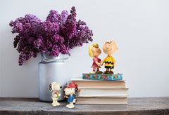 Enesco Jim Shore Snoopy profil détaillé montrant textures folk art et qualité