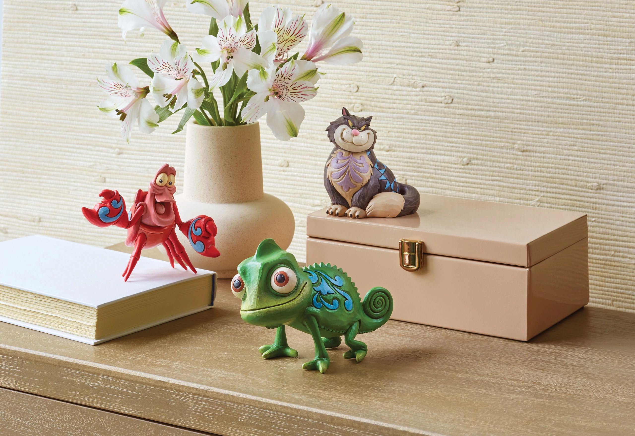 Enesco Lucifer dos dévoilant les motifs patchwork et la finition