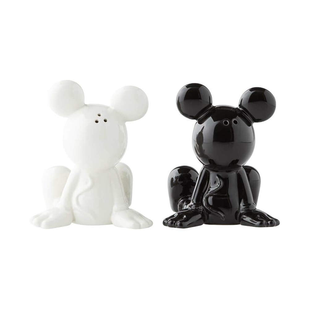 Enesco Mickey à côté d'une tasse pour comparer la taille et faciliter le rangement