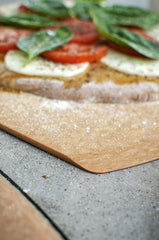 Epicurean pelle à pizza détail du bord biseauté pour glisser sous la pâte