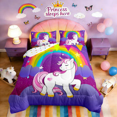 Erosebridal couette licorne face avant montrant motif arc‑en‑ciel et ambiance joyeuse