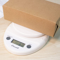 Escali Primo en usage avec un bol pour mesurer ingrédients et portionner