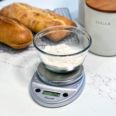 Escali Primo en usage pesée d'ingrédients montre précision et rapidité