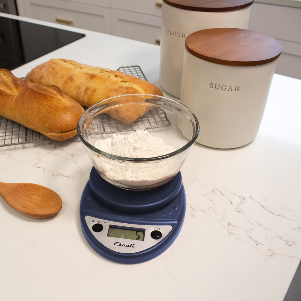 Escali Primo posé sur un plan de travail coloré montrant comment il complète une cuisine moderne