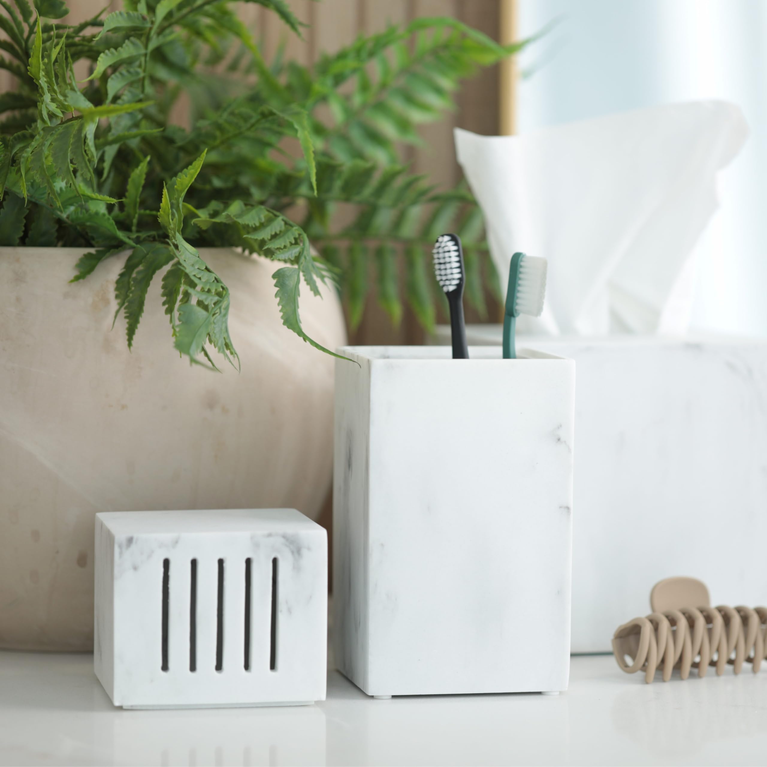 Essentra Home comparaison taille dans la main montrant stabilité et poids