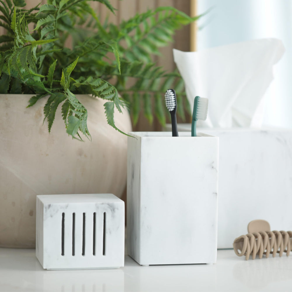 Essentra Home comparaison taille dans la main montrant stabilité et poids