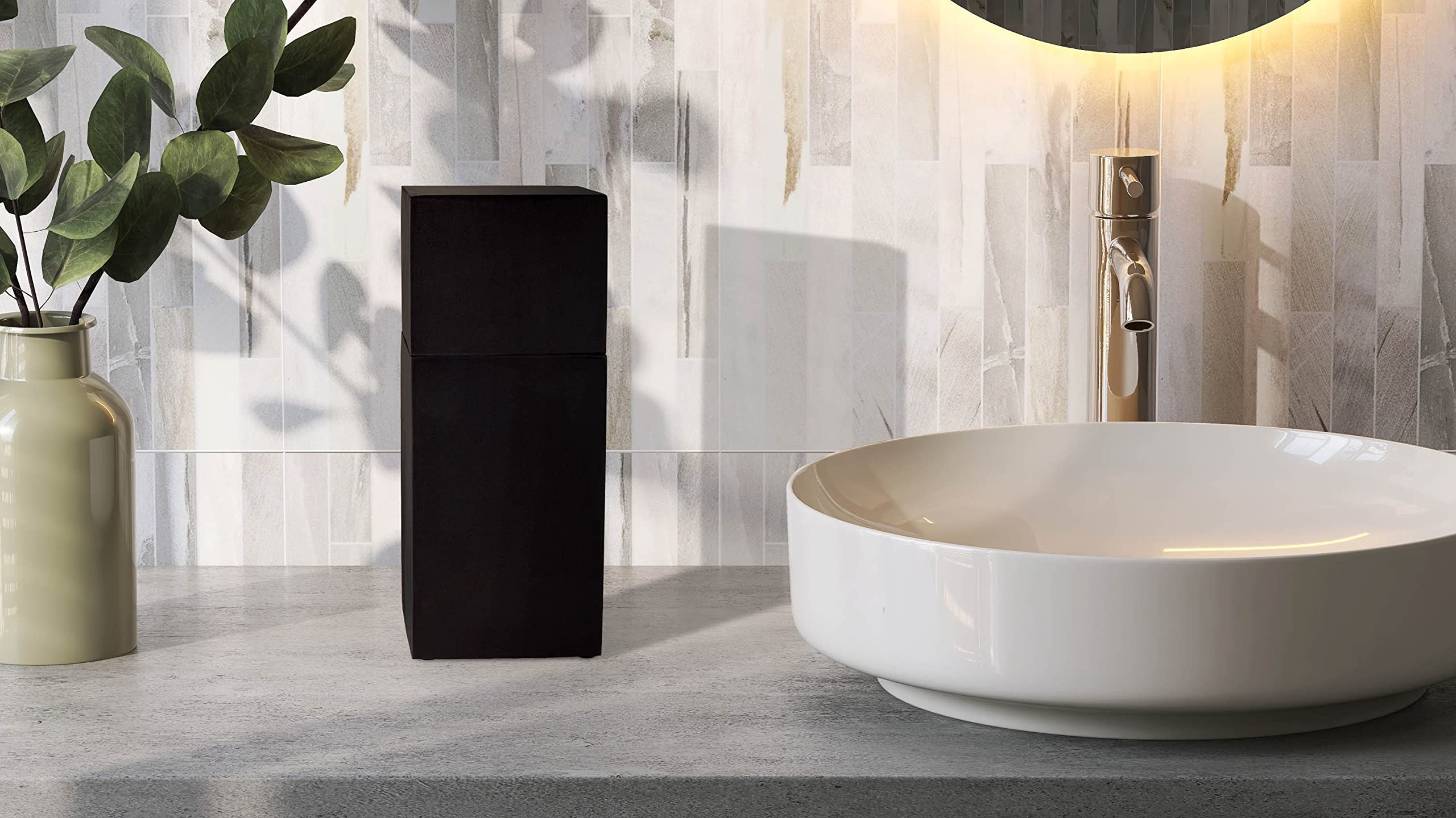 Essentra Home à côté d'une brosse et d'un savon, montre la taille compacte