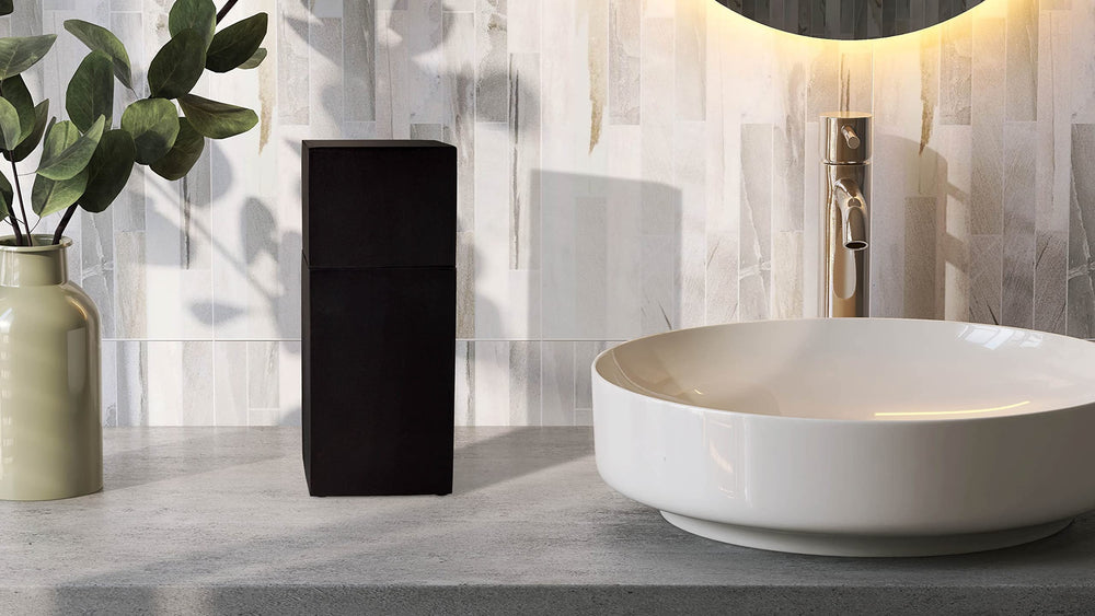 Essentra Home à côté d'une brosse et d'un savon, montre la taille compacte