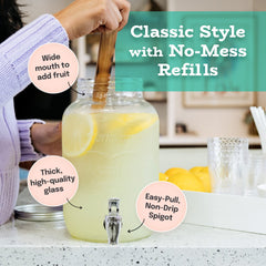 Estilo distributeur à côté d'un verre pour comparaison de taille et contenance