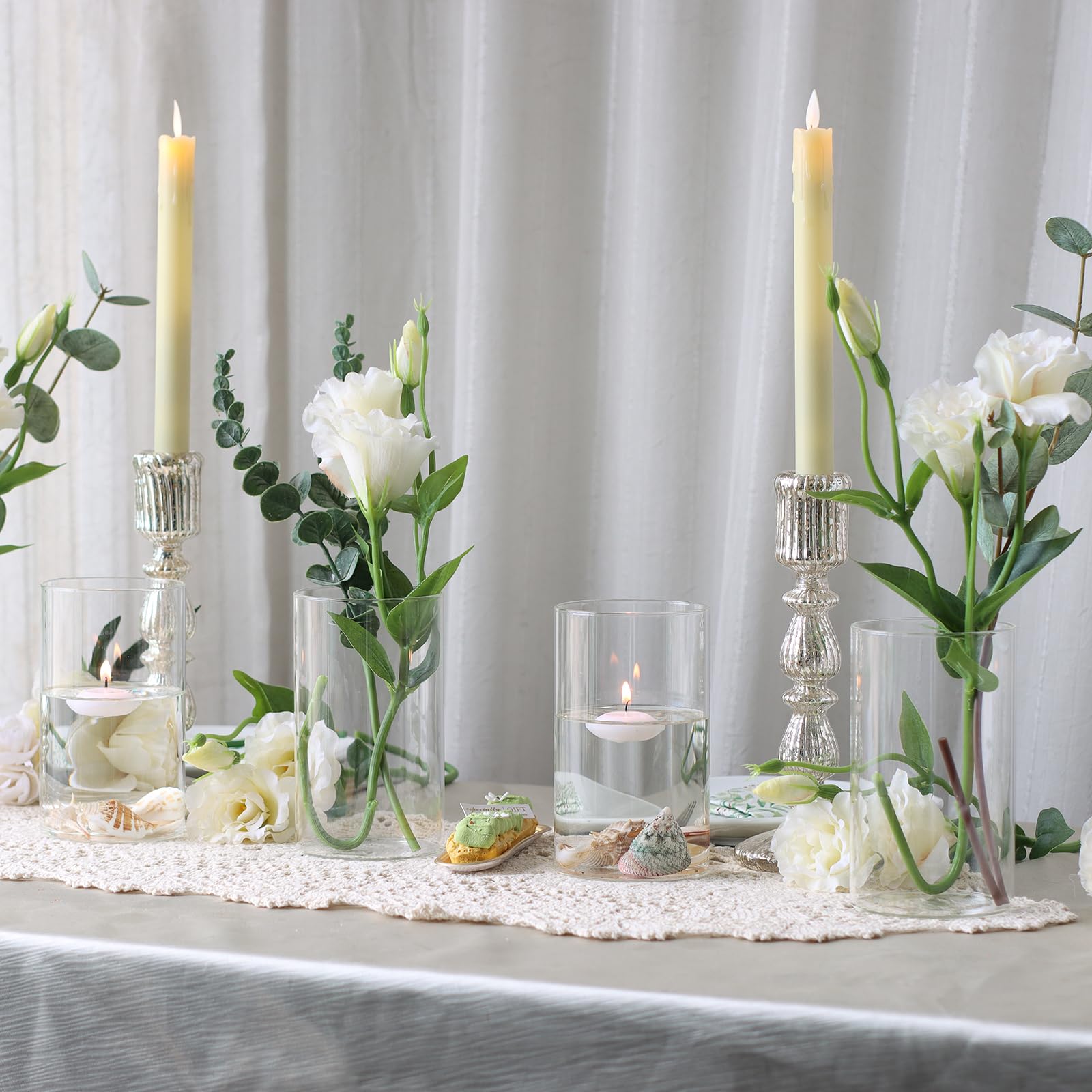 Etolies vase rempli de fleurs blanches, met en valeur la couleur naturelle