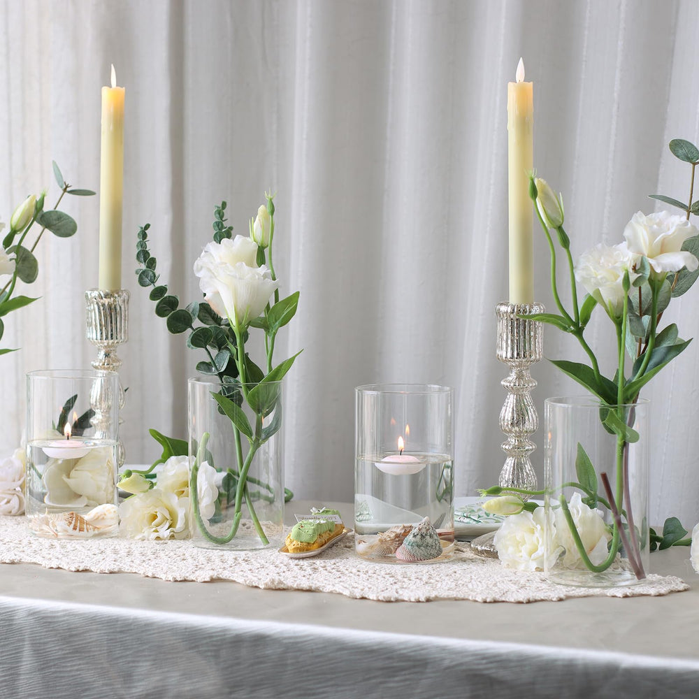 Etolies vase rempli de fleurs blanches, met en valeur la couleur naturelle